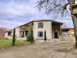 Vooraanzicht woning met tuin en overdekt terras