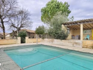 Woning met zwembad en poolhouse