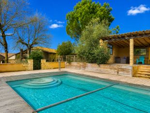 Woning met zwembad en poolhouse