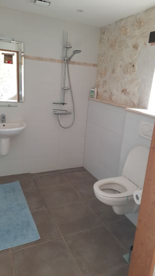 Douche italienne met toilet en wastafel