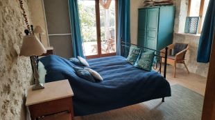 Slaapkamer met openslaande deuren naar het terras