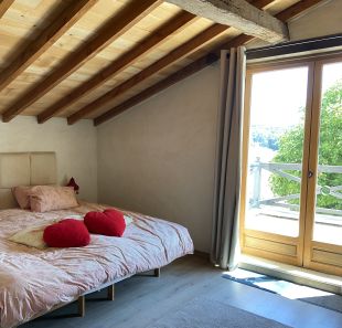 Slaapkamer met openslaande deuren naar het balkon