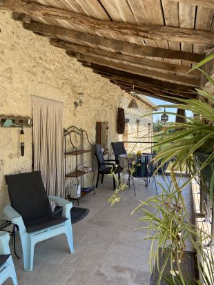 Terras bij de ingang van Laurier Rose