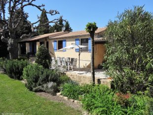 Voorzijde villa met terras en veranda.