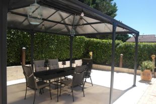 Achterterras met ruime pergola