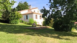 Ruime tuin met de prive jeu-de-boulesbaan