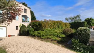 Voorkant met ingang garage.