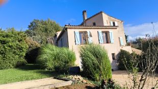 Voorzijde met prive jeu-de-boulesbaan in de tuin