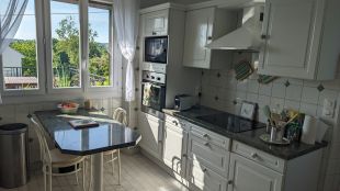 Sfeervolle, gesloten keuken.