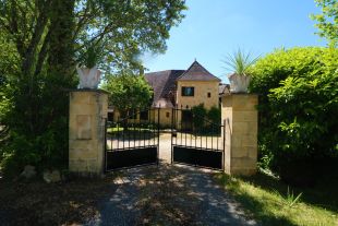 De villa heeft een totaal omheinde tuin.