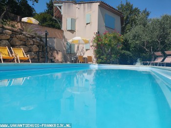 Vakantiehuis met ruim terras, privézwembad en een schitterend uitzicht over de heuvels