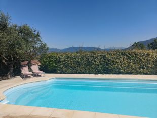 Zwembad met ligstoelen