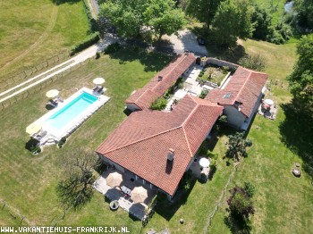 Unieke villa op privédomein met zwembad ,visvijver & rivier - een waar paradijs voor gezinnen, koppels of vrienden - vakantiehuis in Vienne