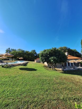 Terras aan zijkant zwembad