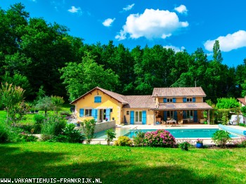 Luxe villa in de Dordogne met verwarmd privézwembad, airco in elke slaapkamer en rust in het groen.