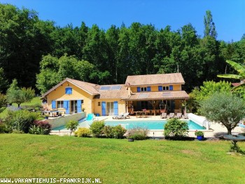 Luxe villa in de Dordogne met verwarmd privézwembad, airco in elke slaapkamer en rust in het groen.