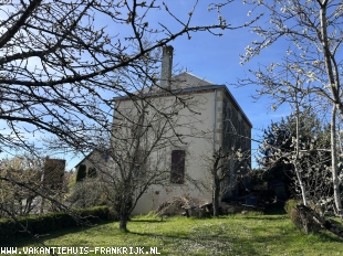 Huis in Frankrijk te koop: Deneuille-les-Mines – Karaktervolle dorpswoning met 17.060 m² grond en grote schuur **NIEUW ** 