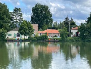 blik op tuin/achterzijde vanaf het water