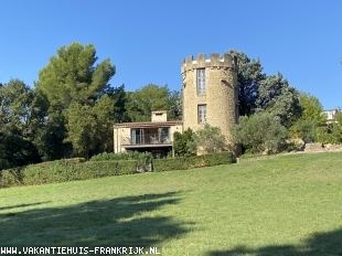Huis in Frankrijk te koop: Karaktervolle vrijstaande vakantiehuis of woning in een kasteeldomein in de Provence 