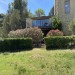 Oostzijde - Zicht vanuit het park op woonkamer en terrassen (boven en onder)