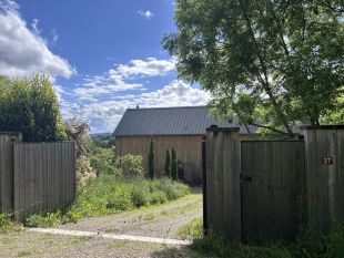 De ingang vanaf de weg