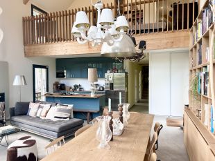 De keuken grenst aan de woonkamer