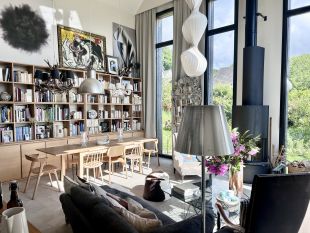 De woonkamer en eetkamer met de bibliotheek