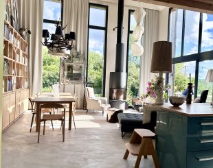 Een moderne woonkamer met grote erkers van 6 meter