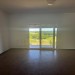 Woonkamer met openslaande deuren