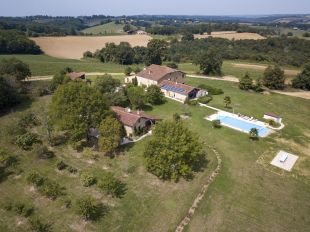 Huis met boomgaard en zwembad