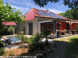 Gezellig landelijk vakantiehuis met klein zwembad en geheel vrij gelegen in een mooie tuin.