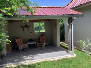 Tuinkamer/terras bij het zwembad