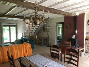 Woonkamer met houtkachel