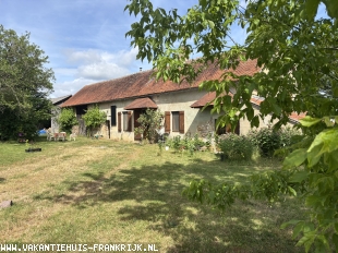 Saint-Plaisir – Charmante landelijke woning met 11.882 m² grond, diverse bijgebouwen en volop potentieel ** NIEUW **