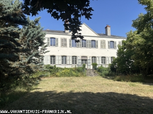 Huis in Frankrijk te koop: Bayet – Statig historisch herenhuis met 15.264 m² grond, bijgebouwen ** NIEUW ** 