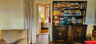 Doorkijkje naar de hoofdslaapkamer