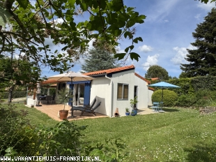 Modern ingerichte bungalow met 3 slaapkamers en 2 badkamer. Ruim terras en tuin. Mooi uitzicht. Voor rustzoekers.