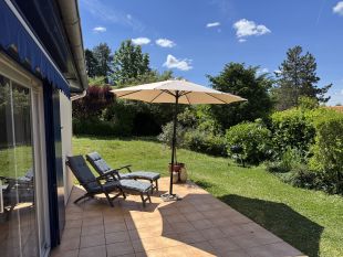 Zicht vanaf terras de tuin in