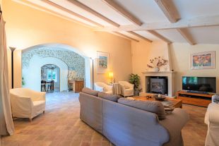 Spacious Sitting Room