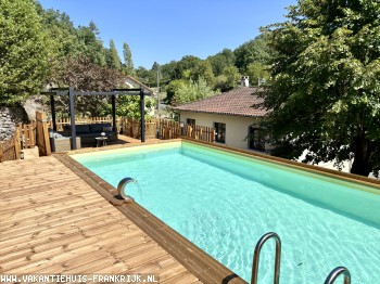 NIEUW! Luxe comfortabele uniek gelegen villa in Brantome met privezwembad.