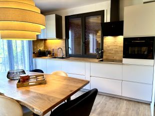 Complete keuken boven met grote eethoek