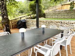 Terras 1: eethoek onder pergola en plancha