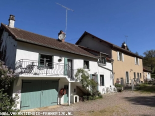 Charmant woonhuis met daarnaast gelegen twee volledig ingerichte gites op een rustige locatie met prachtig uitzicht.