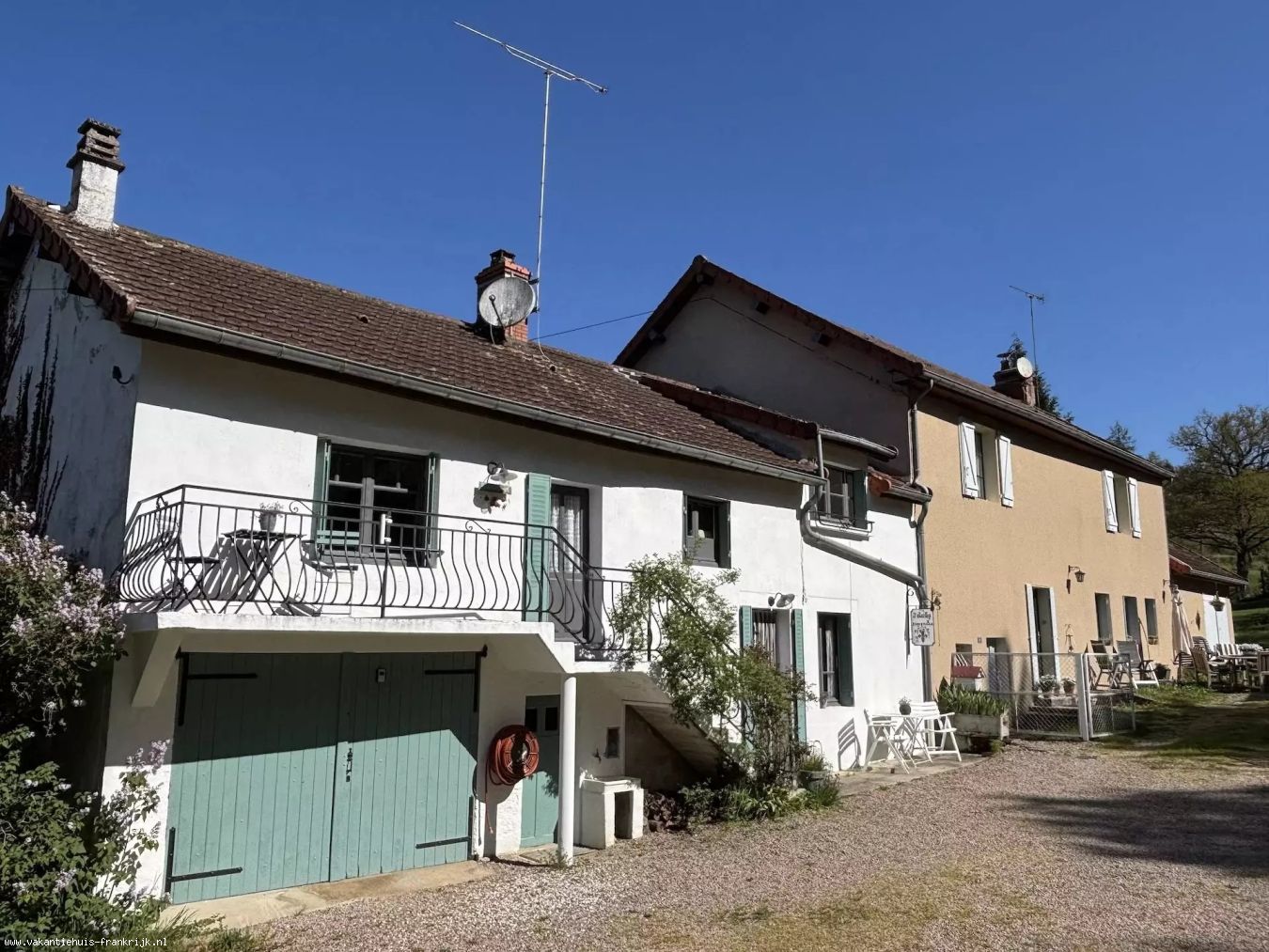 Charmant woonhuis met daarnaast gelegen twee volledig ingerichte gites op een rustige locatie met prachtig uitzicht.