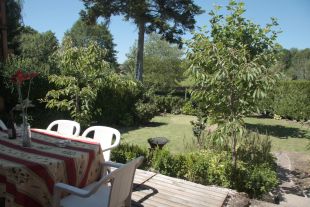 tuin aan het water aan de achterzijde van het huis