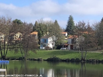 Vrijstaand vakantiehuis te koop in de Charente met panoramisch uitzicht over het meer