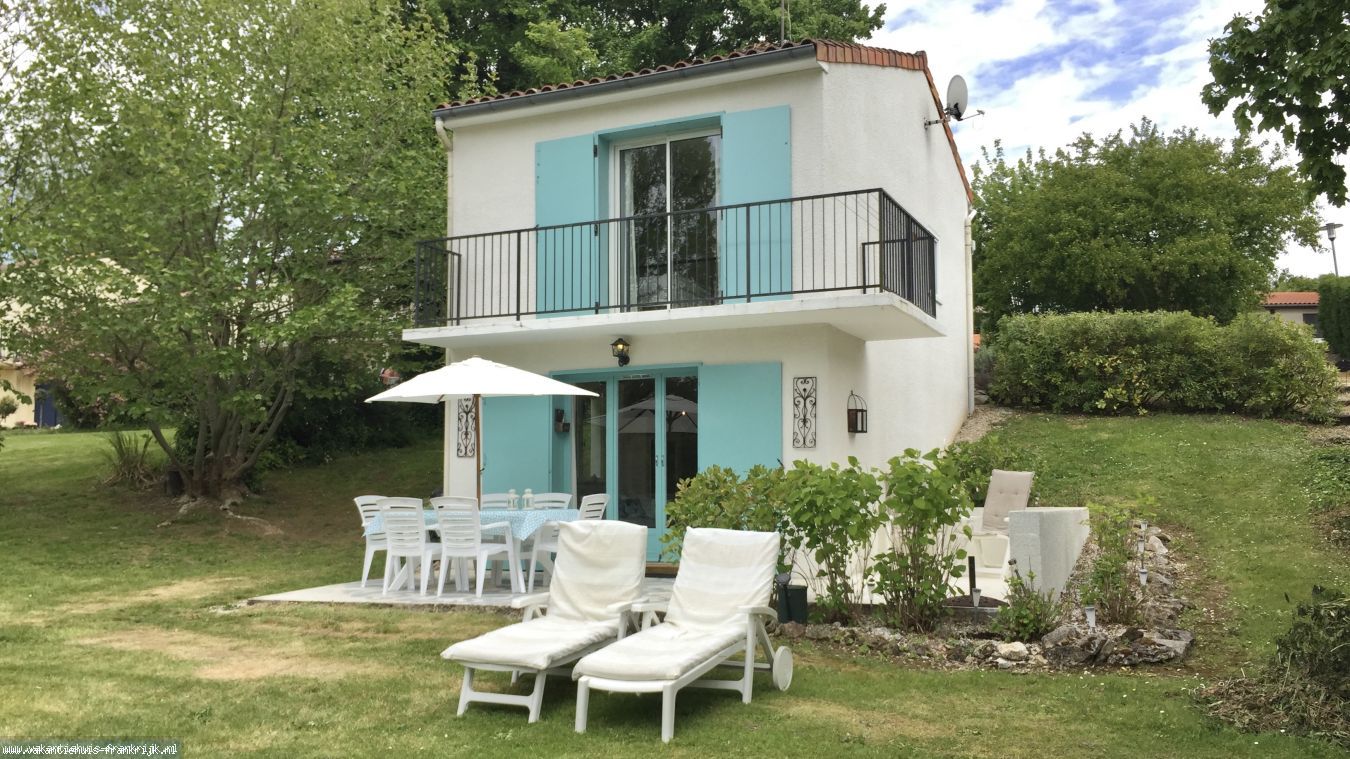 Vrijstaand vakantiehuis te koop in de Charente met panoramisch uitzicht over het meer