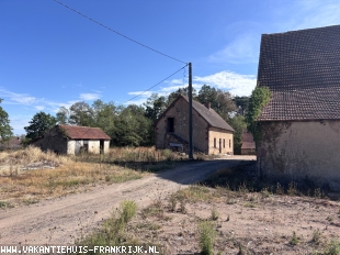 Le Donjon - Geheel te renoveren boerderij met grote schuur en bijgebouwen op ruim 3 hectare met meertje. ** NIEUW **