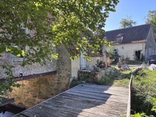 Le Veurdre - Oude watermolen met ruim woonhuis en stukje rivier op een perceel  1.7 hectare** NIEUW **