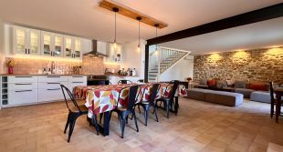 Ruime woonkamer met open keuken in La Grange